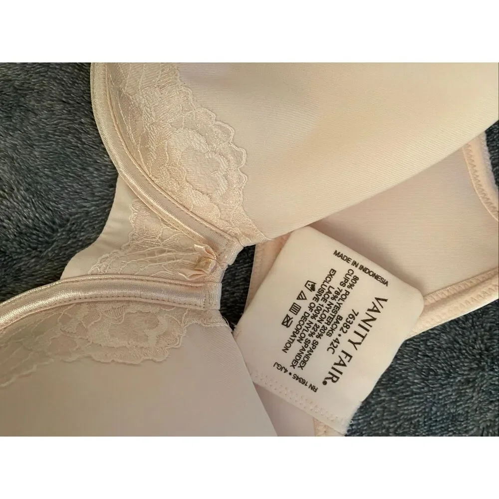 Vanity Fair Bra Cream Color. Size 42C NWT